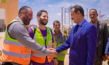 نجاح التشغيل التجريبي لمشروع الطاقة الشمسية بشبوة والمحافظ بن الوزير يشيد بالإنجاز