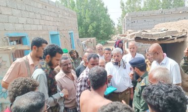 محافظ لحج يوجّه بسرعة إنشاء حواجز وقائية ويوزع مساعدات عاجلة للمتضررين من سيول تُبَن