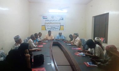 انتقالي الحوطة يعقد جلسة نقاشية لتعزيز الوعي السياسي في اللجان المحلية