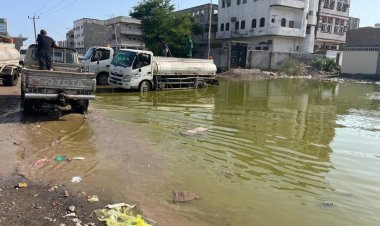 مدير عام البريقة ينفذ نزولات ميدانية ويوجه بتكثيف أعمال شفط المياه ورفع مخلفات المنخفض الجوي