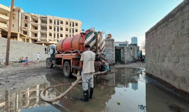 تواصل حملة شفط مياه الأمطار ورفع مخلفات السيول بالعاصمة عدن