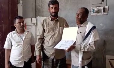 المغربي يُكرّم المعلم الذي أعاد الأموال التي جرفتها السيول في مديرية الملاح