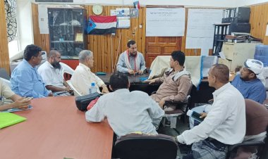 اللجنة الطارئة في البريقة تعلن انعقادها الدائم لمواجهة آثار المنخفض الجوي بإشراف وكيل العاصمة لشؤون المديريات