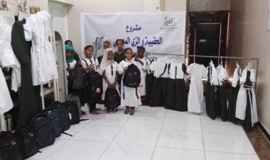 مؤسسة ابوحاتم بانافع للأعمال الإنسانية بالتنسيق مع مركز المتميزة للخياطة يدشنان توزيع الحقيبة والزي المدرسي بأبين