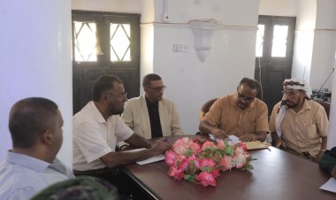 لقاء يبحث آلية تخفيض وتوحيد الأسعار لمواكبة الاوضاع المعيشية بمديرية تريم