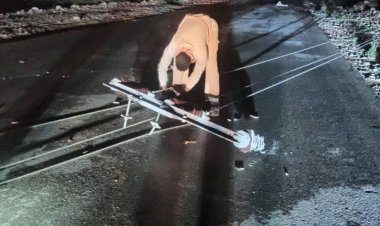 رياح هابطة تسقط أعمدة كهرباء وتقطع طريقًا رئيسيًا في وادي حضرموت