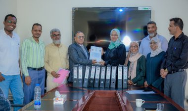 جامعة عدن تسلم مجلس الاعتماد الأكاديمي رسميًا وثائق اعتماد برنامج بكالوريوس الصيدلة