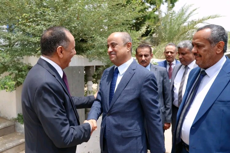 رئيس الوزراء يؤكد أن انخفاض سعر الصرف يجب أن ينعكس مباشرة على أسعار السلع والخدمات