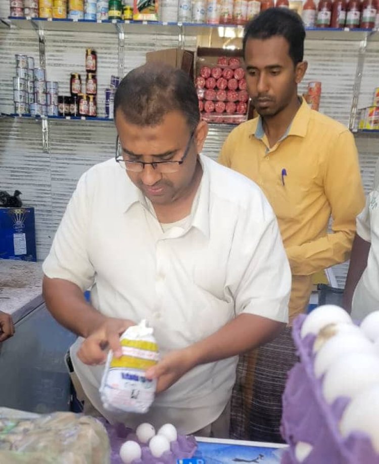 مكتب الأشغال العامة بالشحر يفحص ثلاجات الدجاج المجمد ضمن حملة تفتيشية طارئة