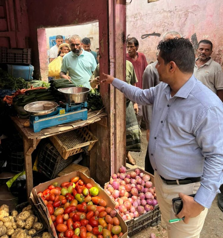 مدير عام مديرية الشيخ عثمان يغلق عددًا من مفارش الخضروات والأسماك المخالفة للأسعار