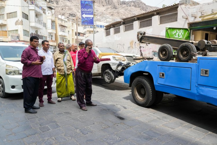 مديرية صيرة تبدأ بحملة لرفع السيارات المتهالكة من شوارع المدينة