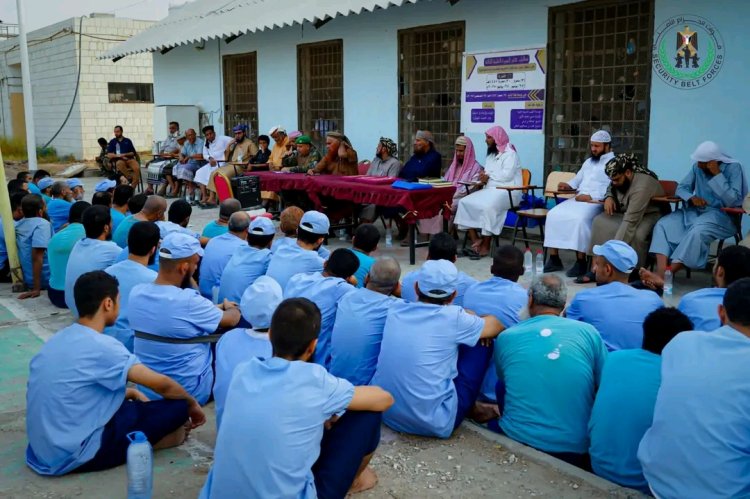 إصلاحية عدن المركزية تختتم دورة علمية لتحفيظ القرآن الكريم لـ(93) من النزلاء والنزيلات والعسكريات