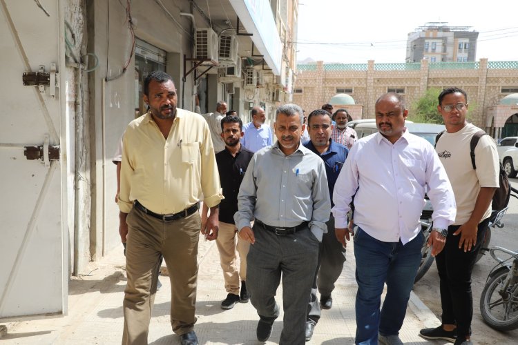 لجنة برئاسة وكيل محافظة حضرموت للشؤون الإدارية والمالية تقوم بنزولات ميدانية لوكالات ومستوردي الأدوية والمستلزمات الطبية للتأكد من ضبط الأسعار بالمكلا