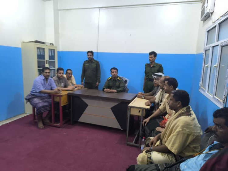 بعد إغلاق محلاتهم صباح اليوم.. مدير شرطة زنجبار يلزم التجار بإعادة فتحها والالتزام بالتسعيرة الرسمية