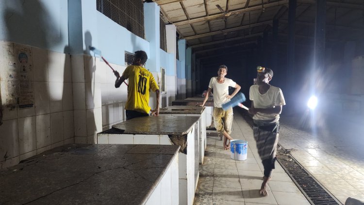 بعد إن كان في حالة يرثى لها.. صندوق النظافة يواصل حملة تنظيف سوق الأسماك بزنجبار لليوم الرابع على التوالي