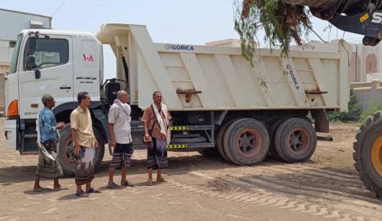 مدير مكتب الشباب والرياضة بلحج يدشن حملة لإزالة الأشجار الشوكية(السيسبان) وتسوية أرضية ملعب حمدين بالحوطة