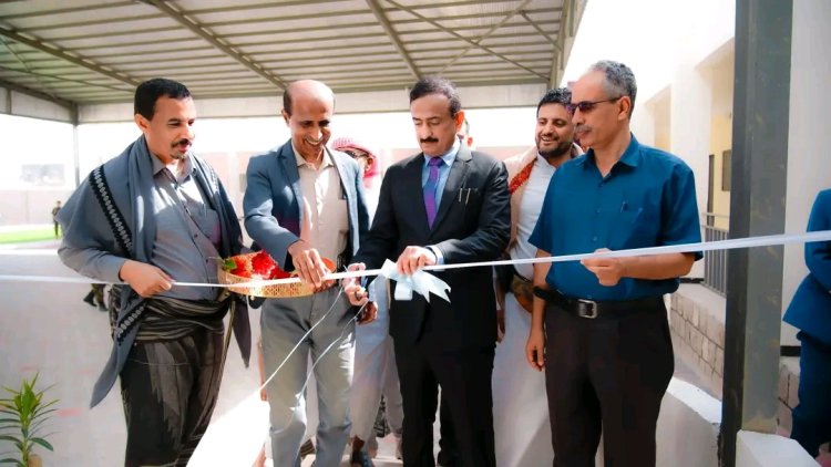 بتمويل إماراتي.. محافظ شبوة يفتتح روضة أطفال نموذجية بمدينة عتق