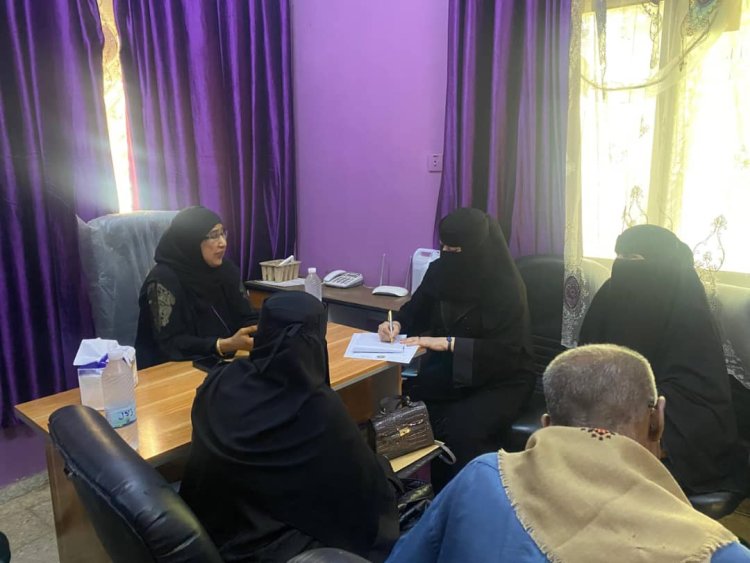 اللجنة الاستشارية لشؤون الأسرة تطلع على عمل مركز الطوارئ التوليدية وعدد من المراكز الصحية بأبين