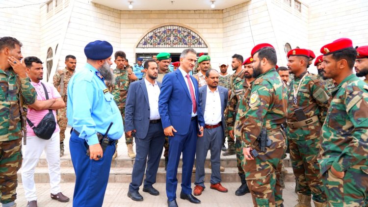 محافظ العاصمة عدن يتفقد ميناء الحاويات ويوجّه بالحفاظ عليه كمرفق سيادي واستراتيجي