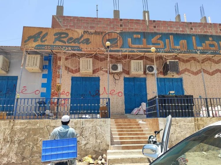 السلطة المحلية بتريم تُغلق عددًا من المحلات التجارية لعدم التزامها بتخفيض الأسعار تزامناً مع تحسن العملة