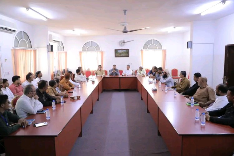 الوكيل العامري يترأس اجتماعًا لتشديد الرقابة على سوق الصرف وتعزيز استقرار العملة بوادي حضرموت