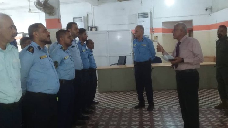 مدير التوجيه المعنوي يلقي محاضرة توعوية في إدارة الهجرة والجوازات بالعاصمة عدن