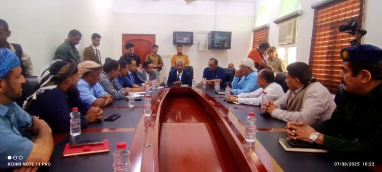 السلطة المحلية وانتقالي لحج يلتقيان قيادة فرع البنك المركزي لمناقشة الأوضاع الاقتصادية ومراقبة السوق