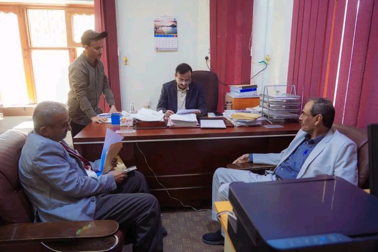 المحافظ بن الوزير يُدشّن مرحلة استكمال بيانات الموظفين المبعدين قسرًا من وظائفهم