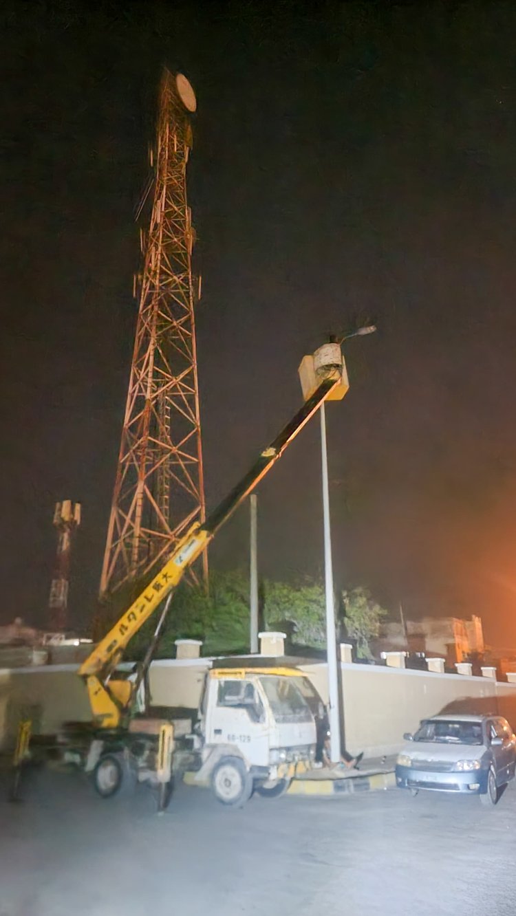 مكتب الأشغال العامة والطرق بالشحر يطلق حملة صيانة للإنارة ويكتشف أعمال تخريب وسرقة