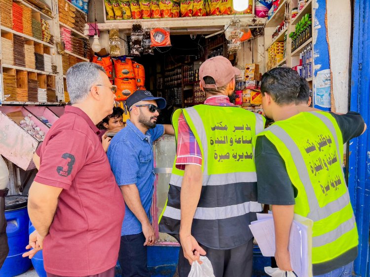 حملة صيرة تواصل ضبط الأسعار وتغلق 8 محلات مخالفة بعدن