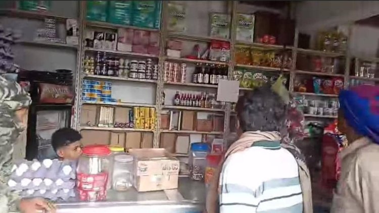 حملة رقابية في خور مكسر تغلق محال وتحرر 64 مخالفة لرفع الأسعار