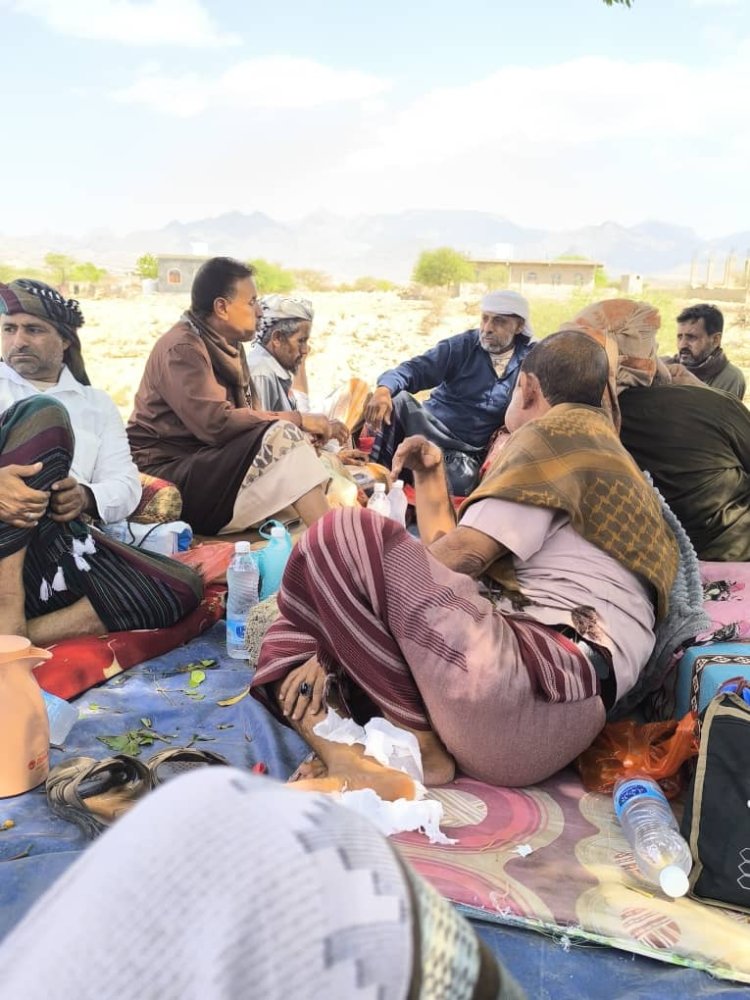 بتكليف من العميد نبيل المشوشي.. رئيس عمليات اللواء  يؤدي واجب العزاء لأسرة الشهيد أحمد حسين هيثم بردفان