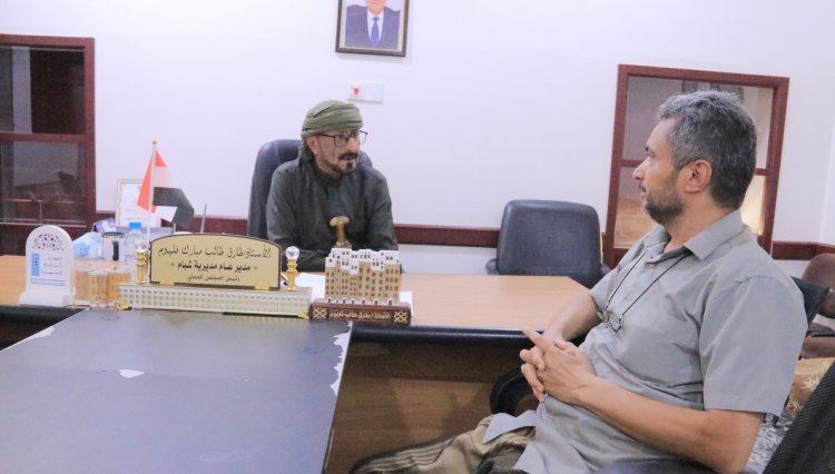 مدير عام شبام يبحث مع شركة يمن موبايل خطط تطوير خدمة الاتصالات والإنترنت بالمديرية