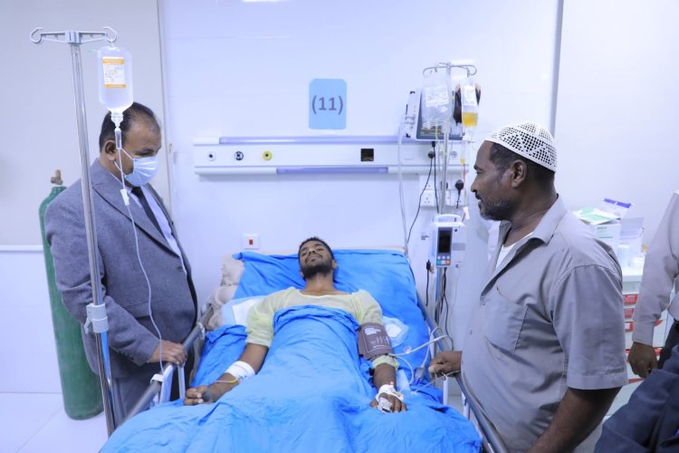 الوكيل العامري يزور الجريح حسين باسالم ويوجه بتقديم الرعاية اللآزمة له