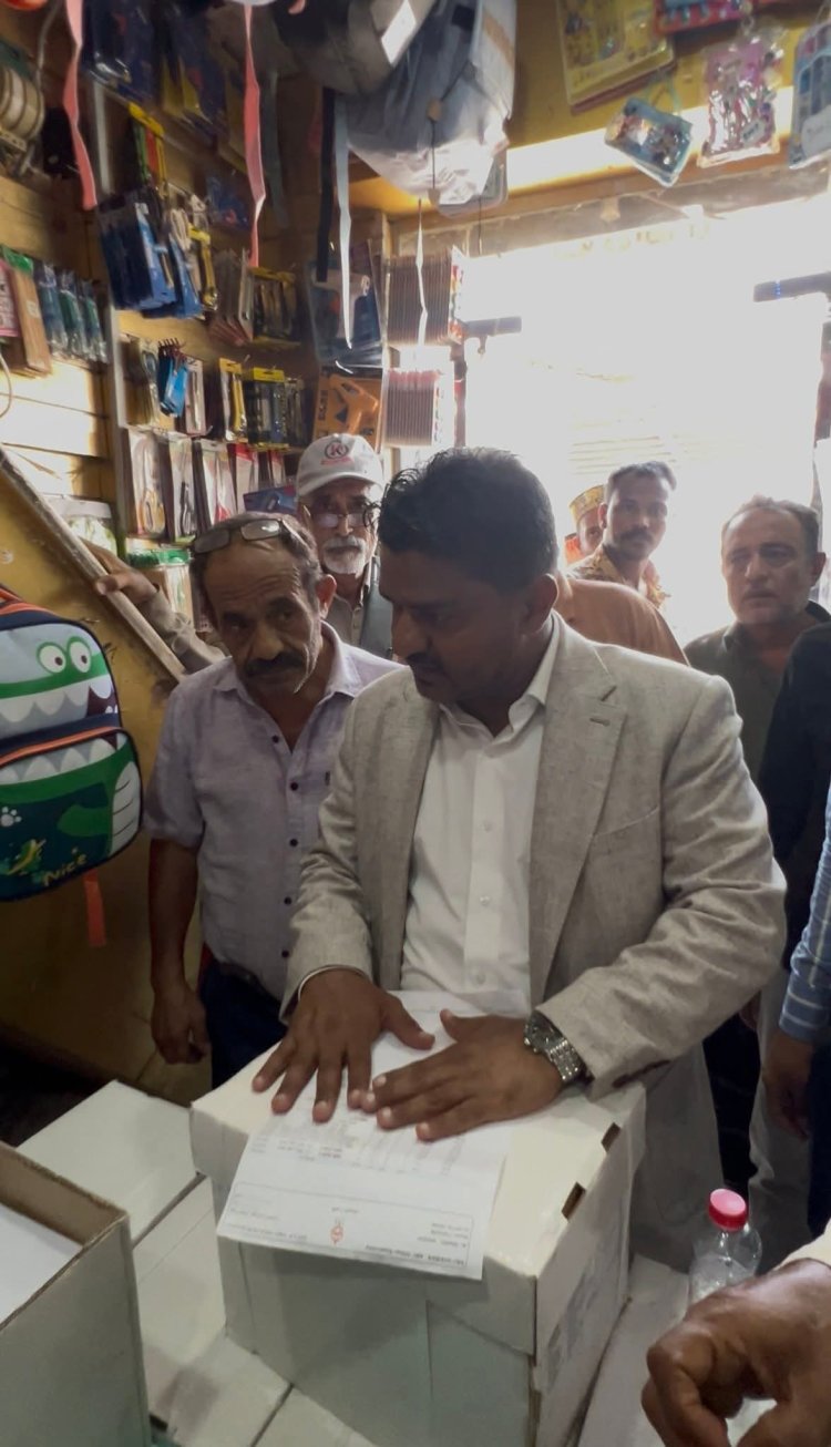 مأمور الشيخ عثمان ينفذ حملة مراقبة على محلات جملة المستلزمات المدرسية ويشدد على البيع بالعملة الوطنية وبسعر صرف اليوم