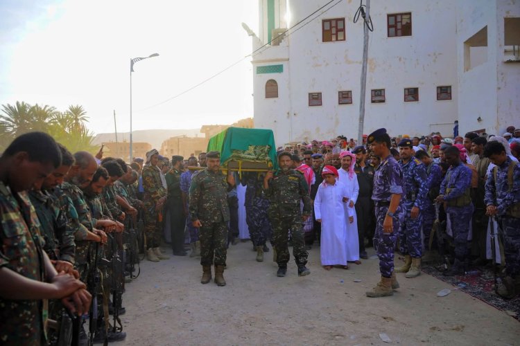 بحضور رسمي وشعبي تشييع العقيد أنيس صالح التميمي بجنازة عسكرية في منطقة الواسطة بمديرية تريم