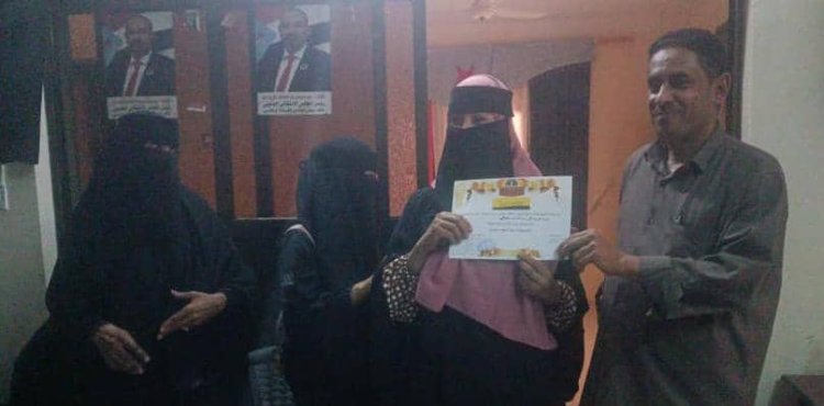 انتقالي الحوطة يختتم دورة تدريبية في الخياطة لفتيات اللجان المحلية بالمديرية