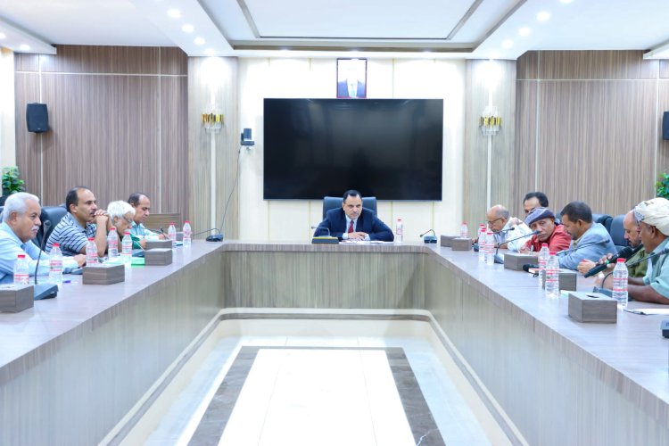 وزير الزراعة يلتقي قيادات المصائد والجمعيات السمكية في سقطرى لمناقشة تطوير القطاع ومكافحة الصيد غير القانوني