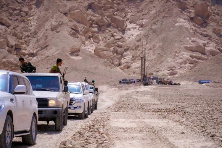 المحافظ بن الوزير يتفقد سير العمل في مشروع البئر الارتوازية لقرى خليفة عتق