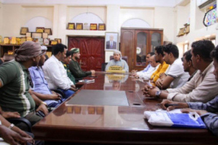 محافظ سقطرى يناقش مع الوكالات السياحية خطط الموسم السياحي الجديد