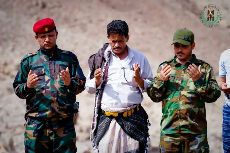 تزامناً مع الذكرى الثانية لاستشهاده… قيادات في الحزام الأمني تزور قبر الشهيد القائد عبداللطيف السيد