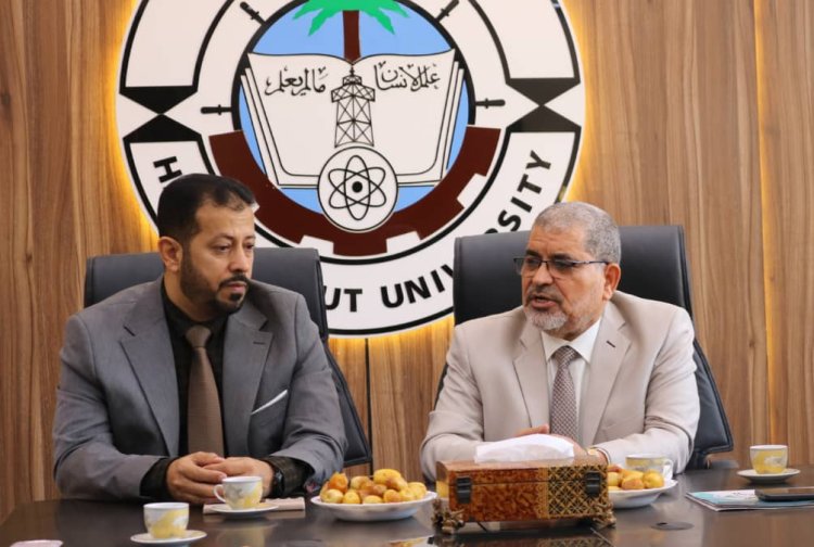 جامعة حضرموت تمنح الأستاذ علي باشماخ درع الوفاء تقديرًا لإسهاماته في دعم التعليم