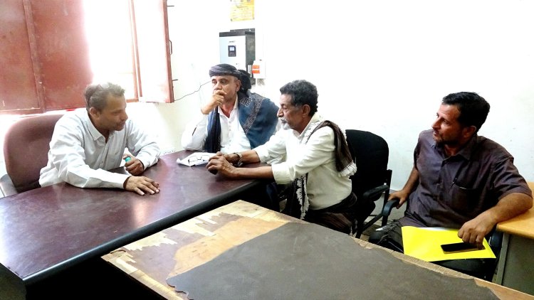 محافظ أبين يلتقي بمدير عام مديرية المحفد لمناقشة أوضاع الخدمات في المديرية