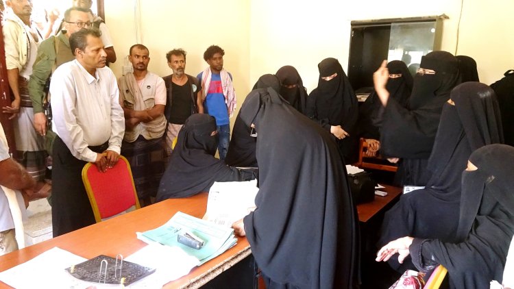 محافظ أبين يتفقد مكتب الخدمة المدنية والتأمينات ويناقش  أوضاع المبعدين والمنقطعين عن وظائفهم