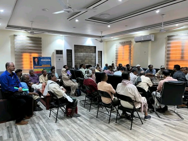 مدير عام الشيخ عثمان يعقد اجتماعًا مع اللجان المجتمعية ومكتب الصناعة والتجارة لمتابعة مراقبة أسعار البقالات