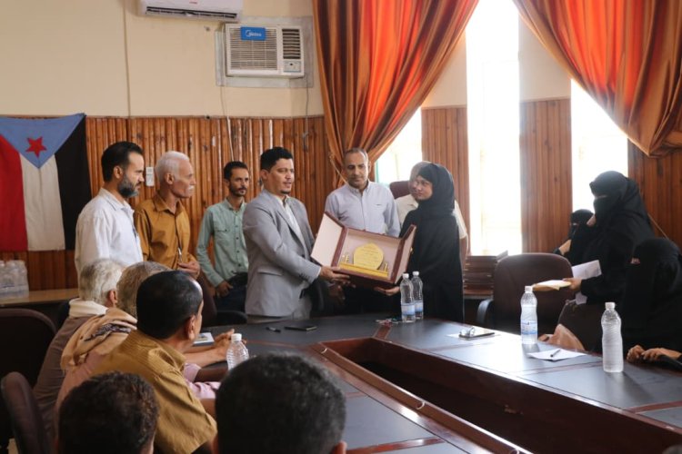 مدير عام البريقة يُكرِّم أوائل الثانوية العامة ويعقد اجتماعًا موسعًا لمدراء المدارس الحكومية بالمديرية