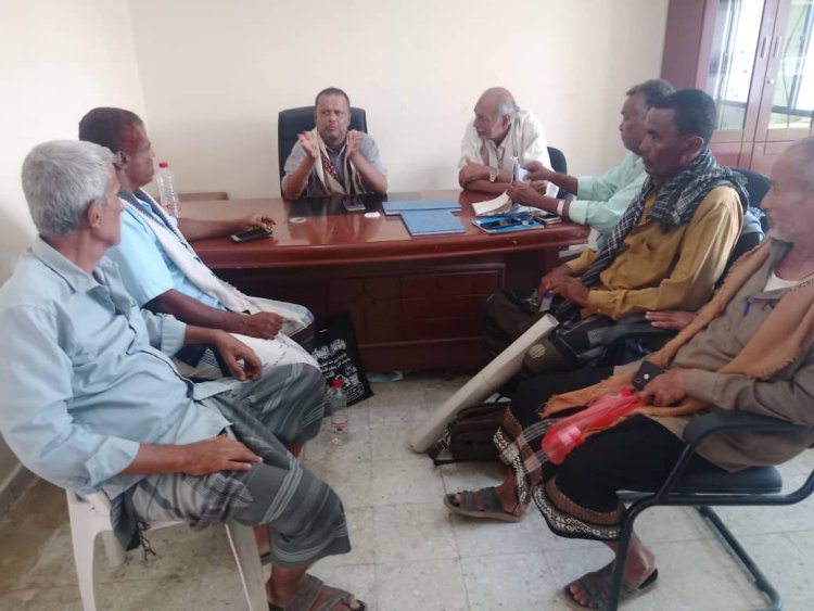 مكتب الشباب والرياضة بلحج يناقش سبل دعم نادي الراحة الرياضي