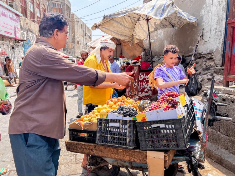 حملة ميدانية لتنظيم الأسواق وإزالة العشوائيات في مديرية صيرة بعدن