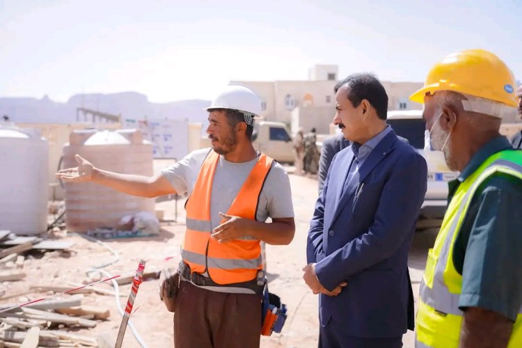 محافظ شبوة يتفقد مشروع مركز علاج سوء التغذية ويؤكد مواصلة دعم الخدمات الصحية