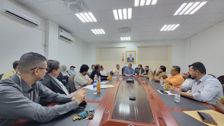 وزارة الصناعة تناقش مع ملاك المطاعم في عدن آلية تخفيض أسعار الوجبات بعد تحسن العملة الوطنية